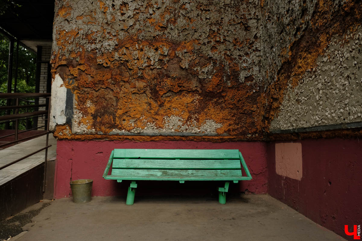 В нескольких местах Владимира стоят дома, обработанные пенополиуретаном. От времени и УФ-лучей он потрескался и принял жуткий вид