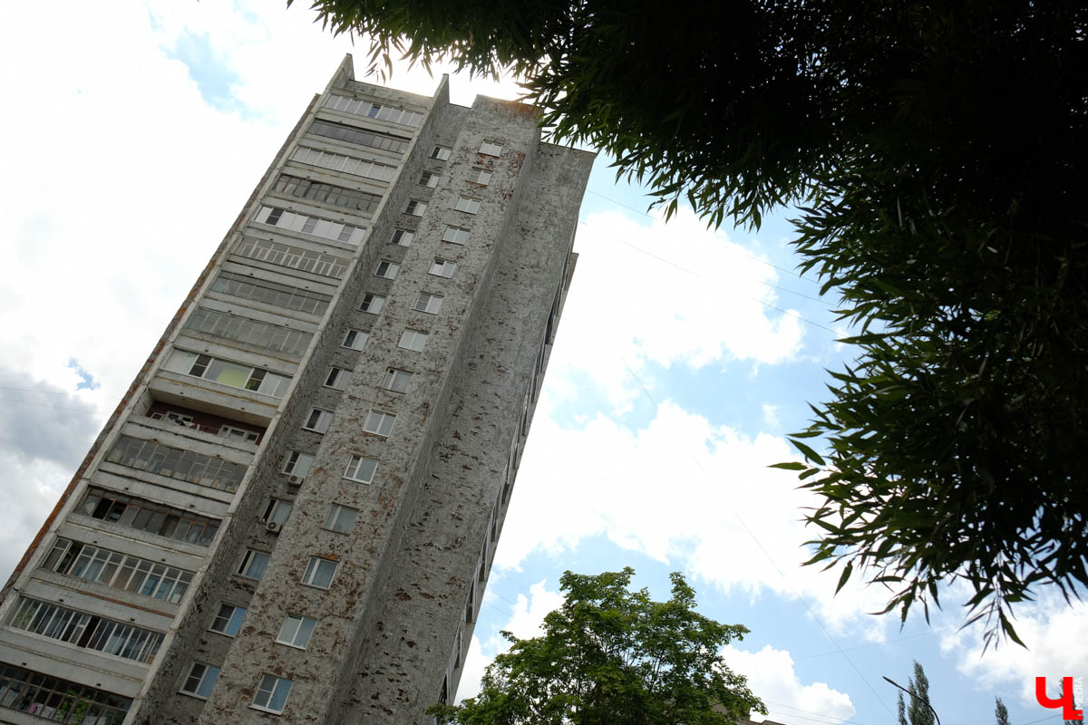 В нескольких местах Владимира стоят дома, обработанные пенополиуретаном. От времени и УФ-лучей он потрескался и принял жуткий вид