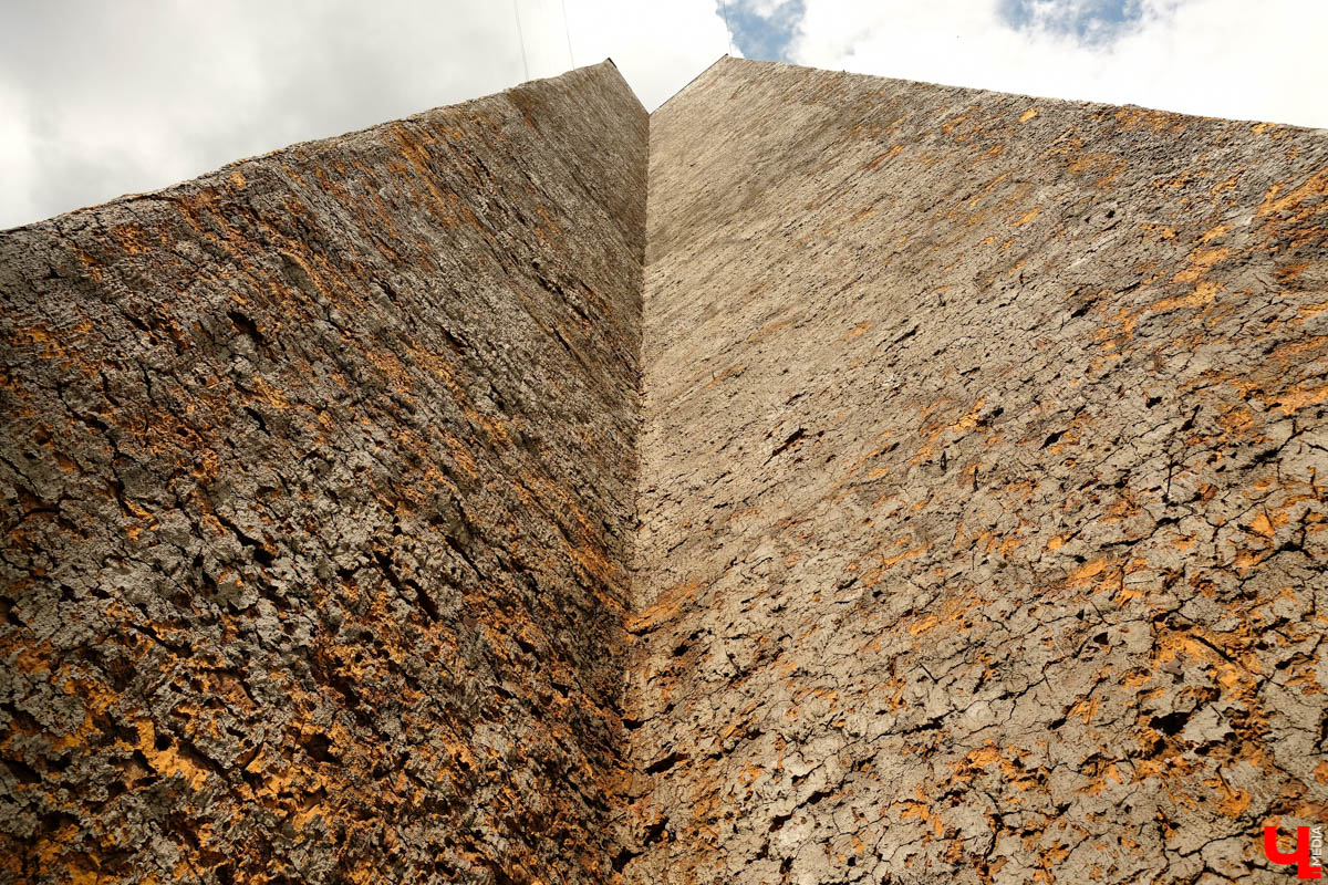 В нескольких местах Владимира стоят дома, обработанные пенополиуретаном. От времени и УФ-лучей он потрескался и принял жуткий вид