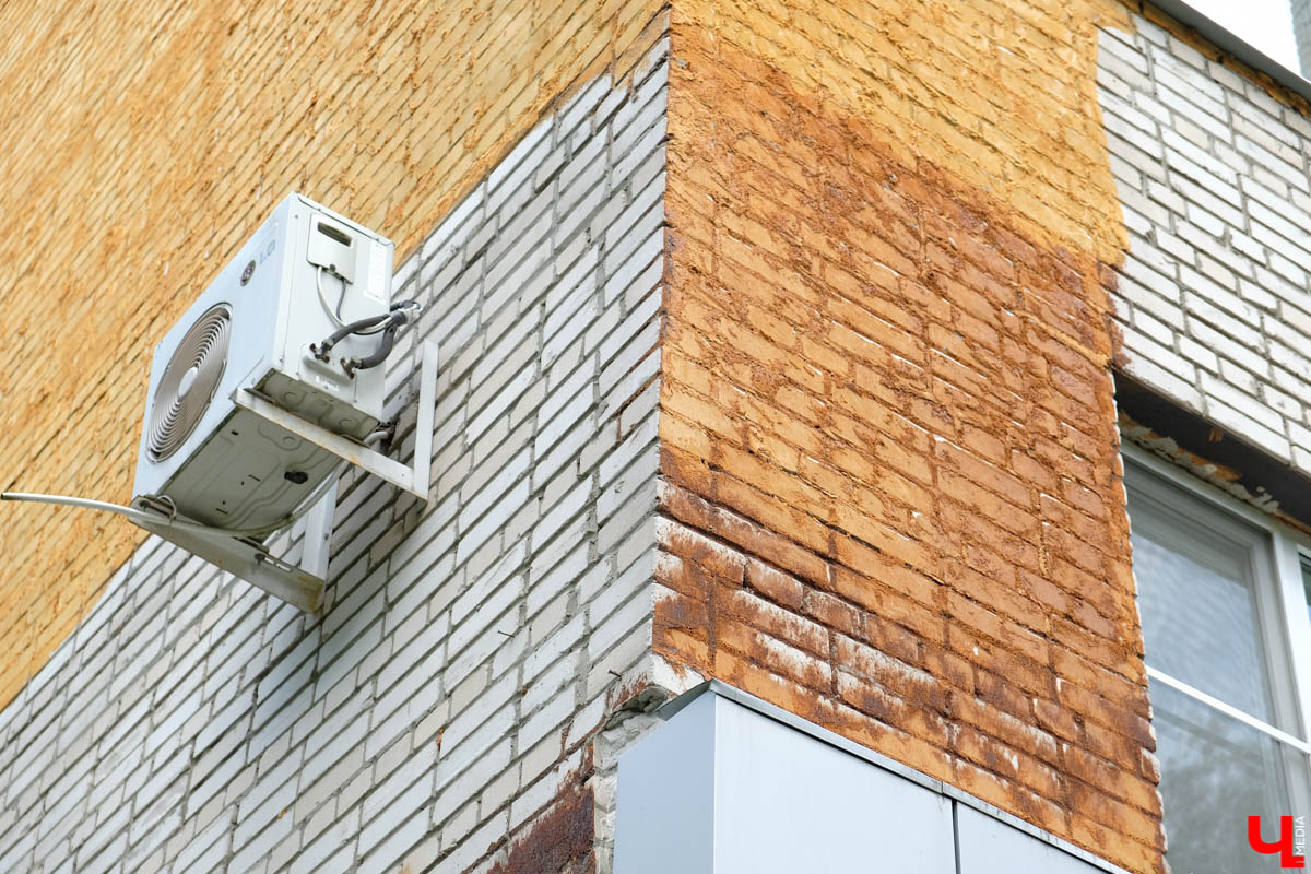 В нескольких местах Владимира стоят дома, обработанные пенополиуретаном. От времени и УФ-лучей он потрескался и принял жуткий вид