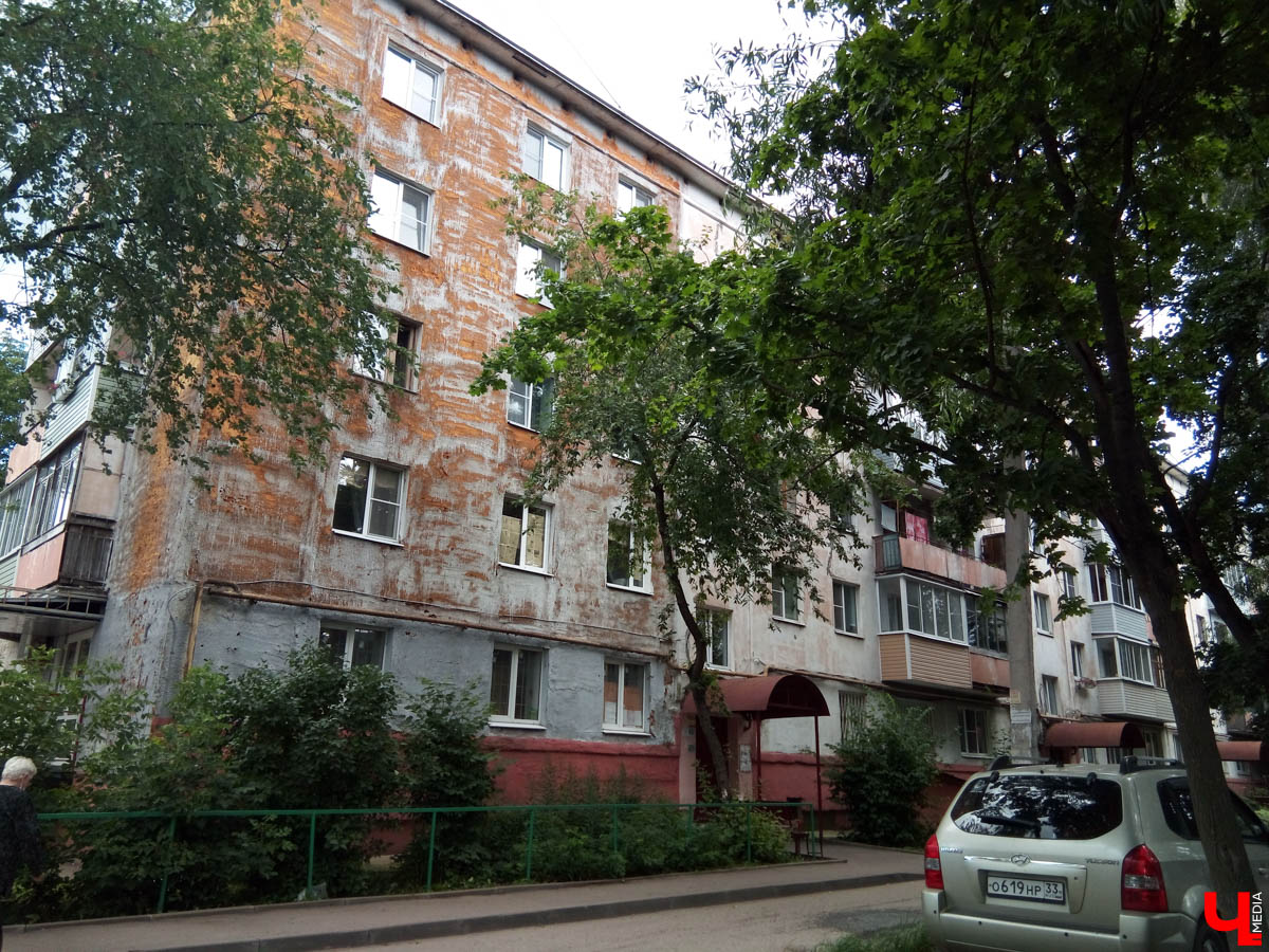 В нескольких местах Владимира стоят дома, обработанные пенополиуретаном. От времени и УФ-лучей он потрескался и принял жуткий вид