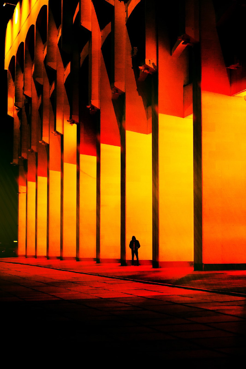 Когда люди видят неоновые фотографии Виктора Фадина, то часто вспоминают фильм «Бегущий по лезвию». Парень признается, что картину эту не смотрел, но стилистика киноленты, судя по кадрам в интернете, ему однозначно близка