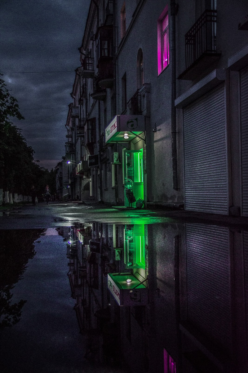 Когда люди видят неоновые фотографии Виктора Фадина, то часто вспоминают фильм «Бегущий по лезвию». Парень признается, что картину эту не смотрел, но стилистика киноленты, судя по кадрам в интернете, ему однозначно близка