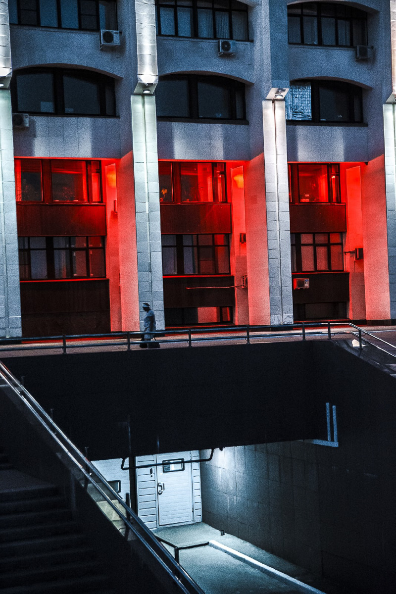 Когда люди видят неоновые фотографии Виктора Фадина, то часто вспоминают фильм «Бегущий по лезвию». Парень признается, что картину эту не смотрел, но стилистика киноленты, судя по кадрам в интернете, ему однозначно близка