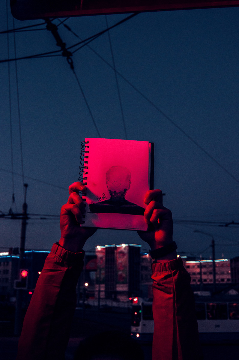 Когда люди видят неоновые фотографии Виктора Фадина, то часто вспоминают фильм «Бегущий по лезвию». Парень признается, что картину эту не смотрел, но стилистика киноленты, судя по кадрам в интернете, ему однозначно близка