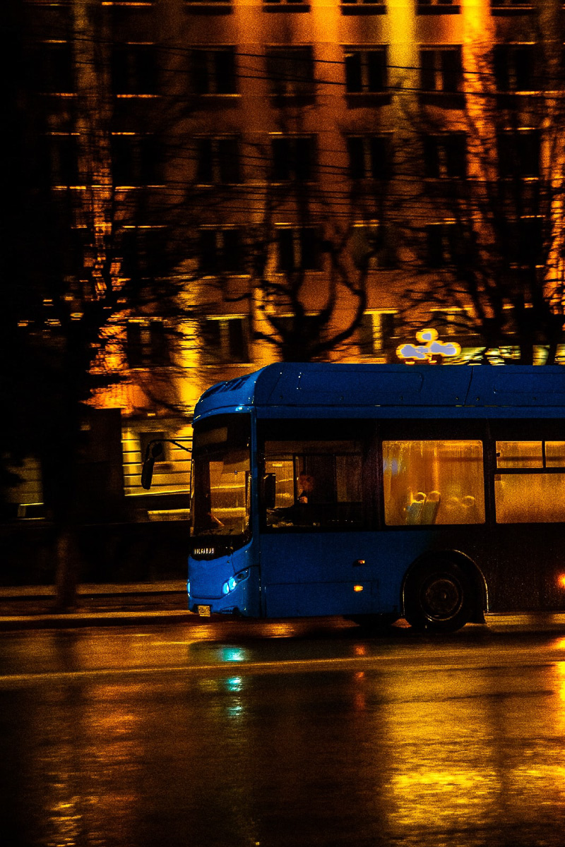 Когда люди видят неоновые фотографии Виктора Фадина, то часто вспоминают фильм «Бегущий по лезвию». Парень признается, что картину эту не смотрел, но стилистика киноленты, судя по кадрам в интернете, ему однозначно близка