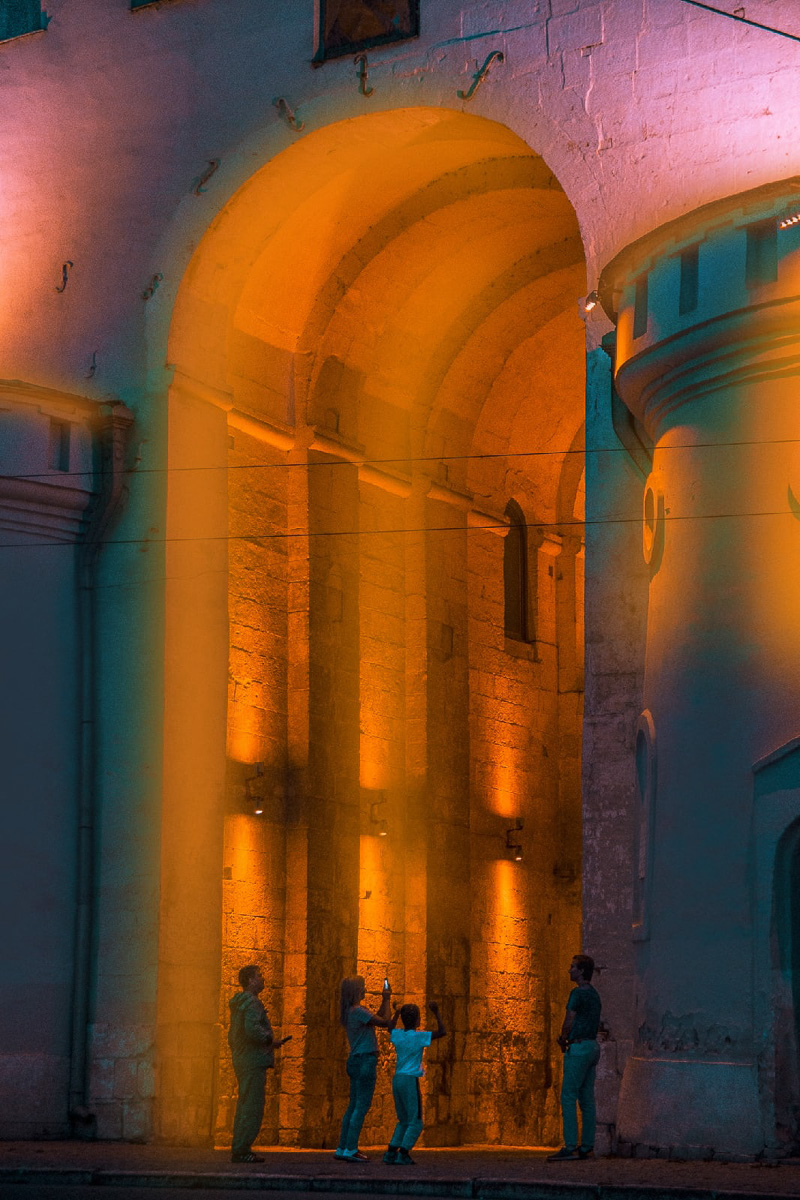 Когда люди видят неоновые фотографии Виктора Фадина, то часто вспоминают фильм «Бегущий по лезвию». Парень признается, что картину эту не смотрел, но стилистика киноленты, судя по кадрам в интернете, ему однозначно близка