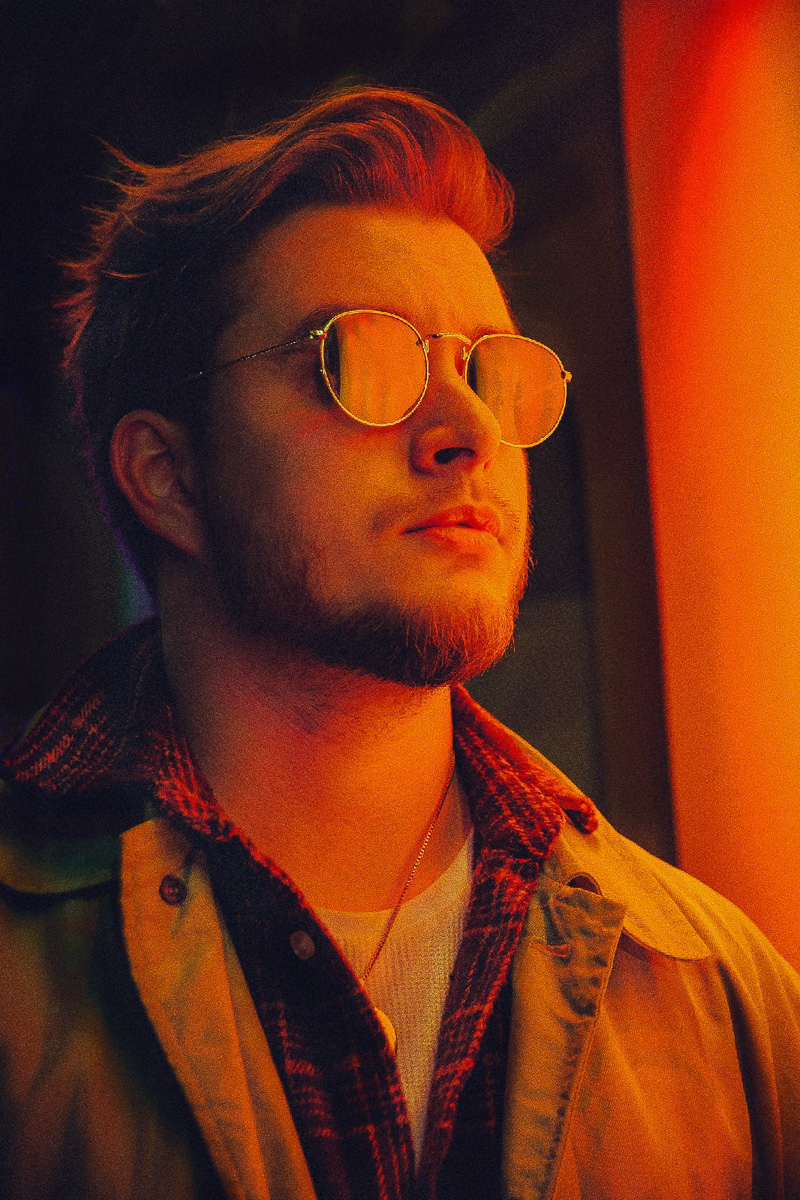 Когда люди видят неоновые фотографии Виктора Фадина, то часто вспоминают фильм «Бегущий по лезвию». Парень признается, что картину эту не смотрел, но стилистика киноленты, судя по кадрам в интернете, ему однозначно близка