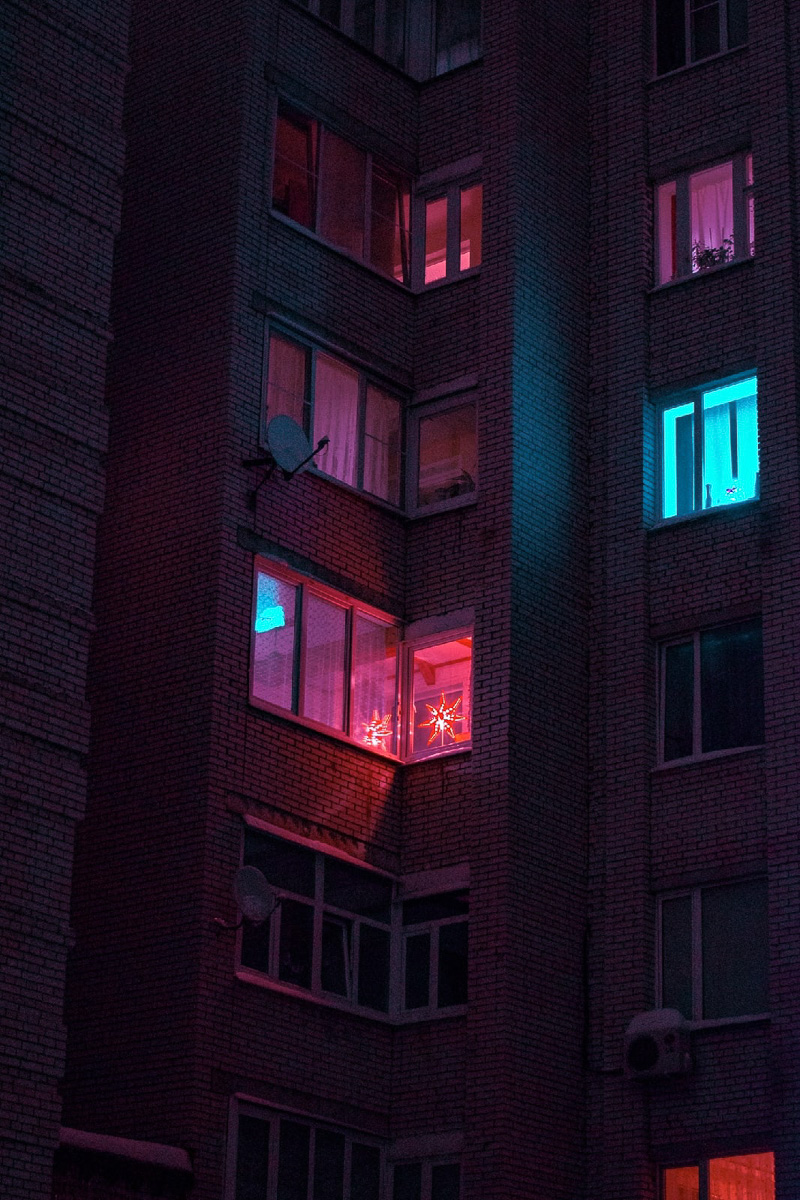 Когда люди видят неоновые фотографии Виктора Фадина, то часто вспоминают фильм «Бегущий по лезвию». Парень признается, что картину эту не смотрел, но стилистика киноленты, судя по кадрам в интернете, ему однозначно близка