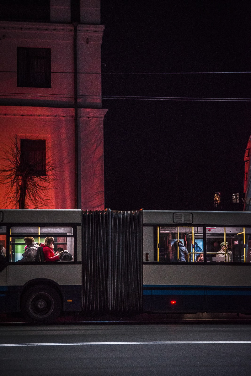 Когда люди видят неоновые фотографии Виктора Фадина, то часто вспоминают фильм «Бегущий по лезвию». Парень признается, что картину эту не смотрел, но стилистика киноленты, судя по кадрам в интернете, ему однозначно близка