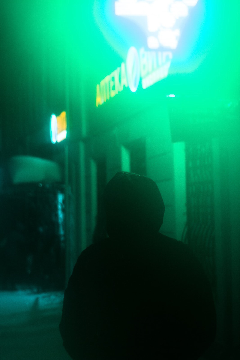 Когда люди видят неоновые фотографии Виктора Фадина, то часто вспоминают фильм «Бегущий по лезвию». Парень признается, что картину эту не смотрел, но стилистика киноленты, судя по кадрам в интернете, ему однозначно близка