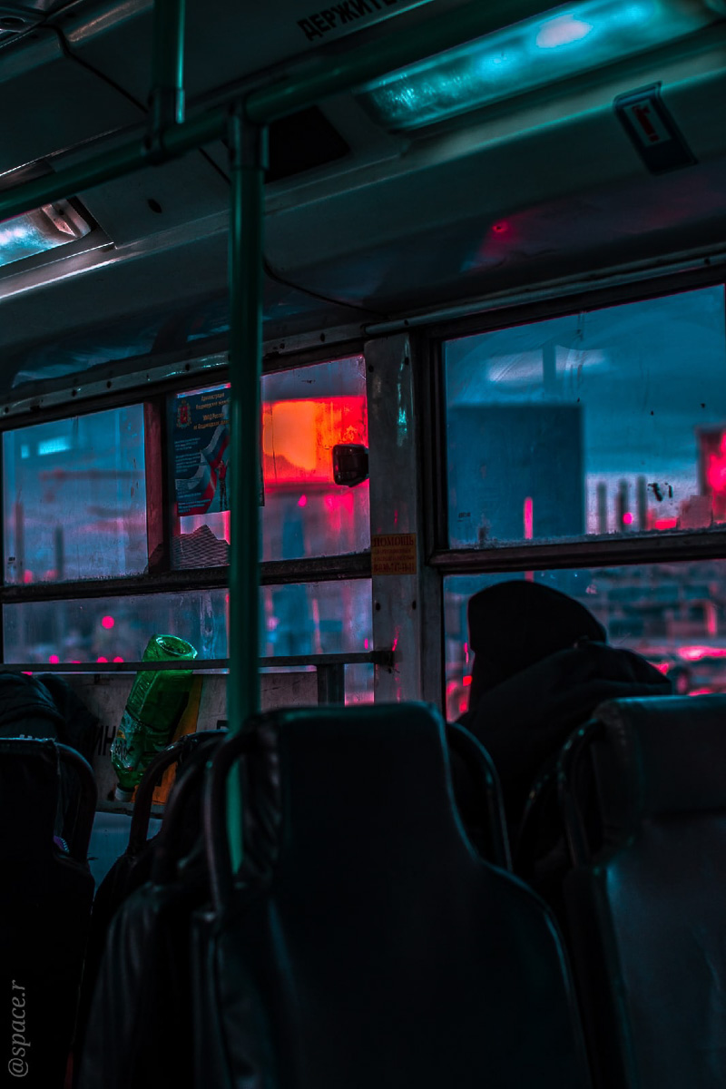 Когда люди видят неоновые фотографии Виктора Фадина, то часто вспоминают фильм «Бегущий по лезвию». Парень признается, что картину эту не смотрел, но стилистика киноленты, судя по кадрам в интернете, ему однозначно близка