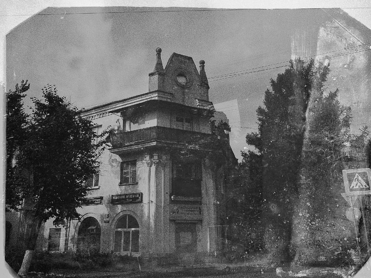 Когда люди видят неоновые фотографии Виктора Фадина, то часто вспоминают фильм «Бегущий по лезвию». Парень признается, что картину эту не смотрел, но стилистика киноленты, судя по кадрам в интернете, ему однозначно близка