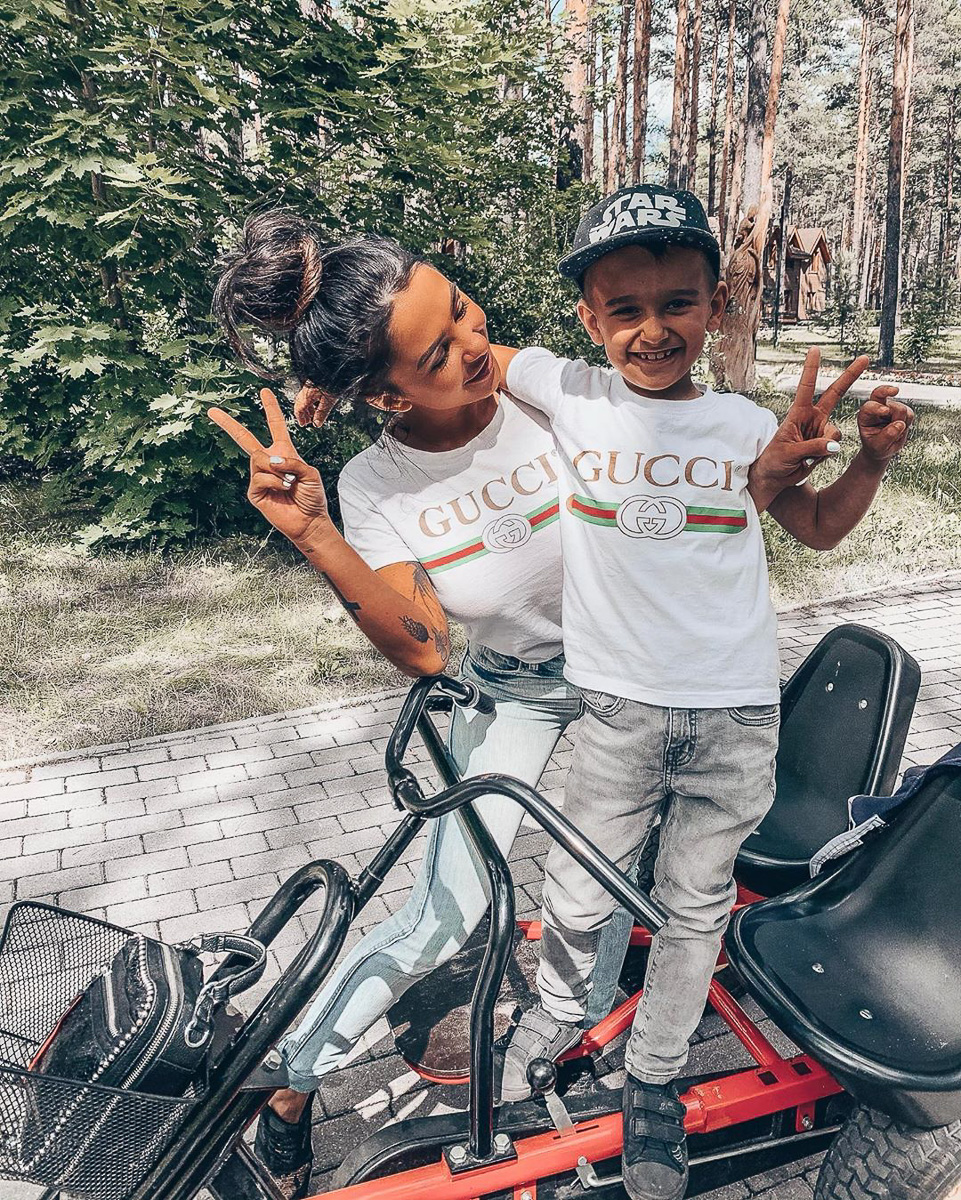 Девушка, которая одинаково привыкла и к эпатажу, и к хейту. Мария Режевская не стесняется демонстрировать свои формы и открыто говорит о пластических операциях и любви к дорогим вещам