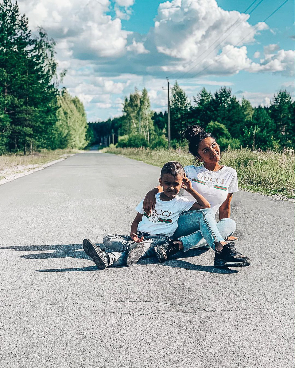 Девушка, которая одинаково привыкла и к эпатажу, и к хейту. Мария Режевская не стесняется демонстрировать свои формы и открыто говорит о пластических операциях и любви к дорогим вещам