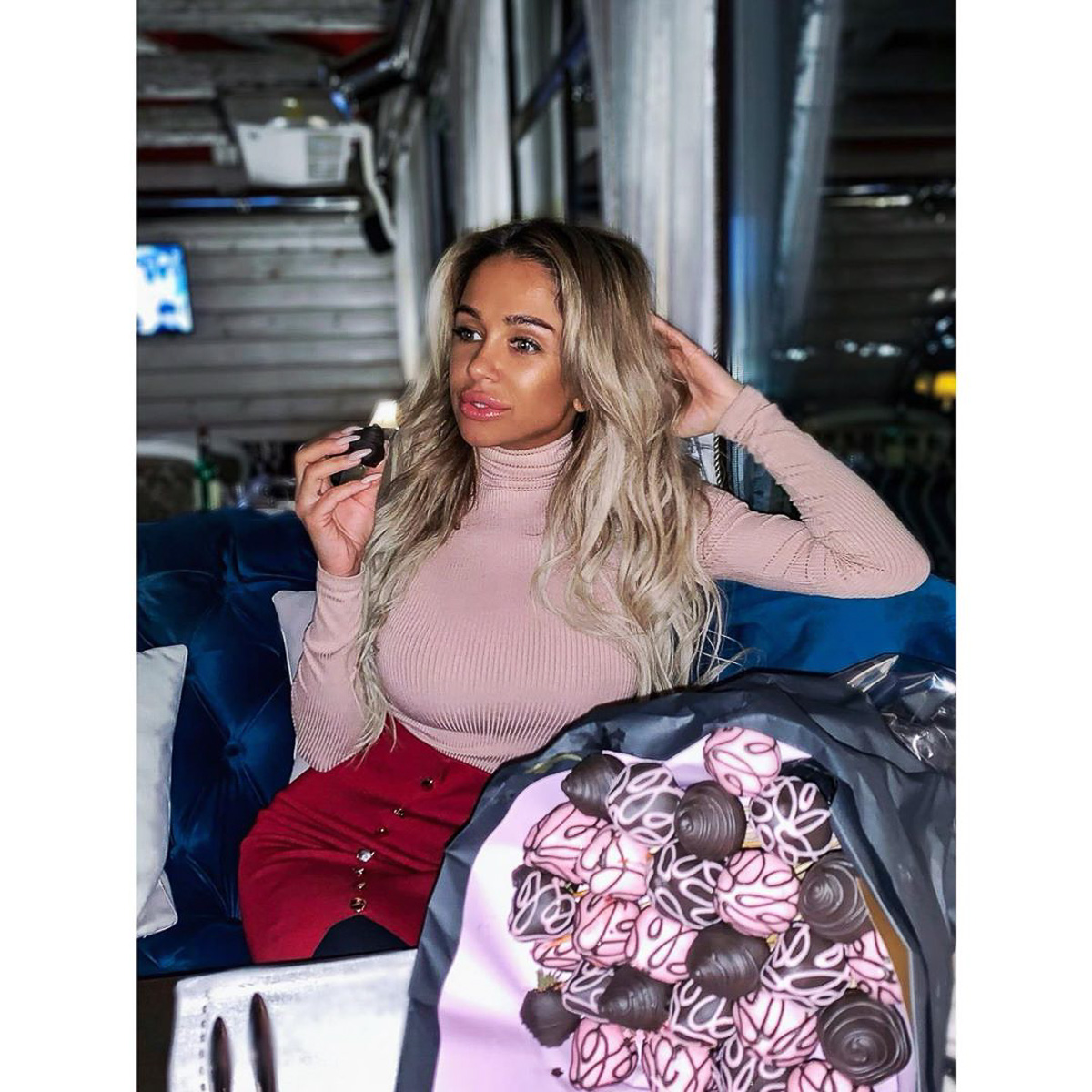 Девушка, которая одинаково привыкла и к эпатажу, и к хейту. Мария Режевская не стесняется демонстрировать свои формы и открыто говорит о пластических операциях и любви к дорогим вещам