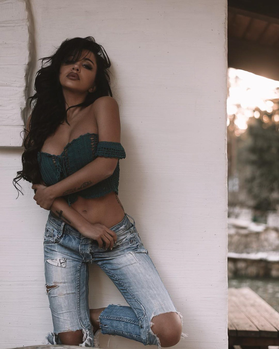 Девушка, которая одинаково привыкла и к эпатажу, и к хейту. Мария Режевская не стесняется демонстрировать свои формы и открыто говорит о пластических операциях и любви к дорогим вещам