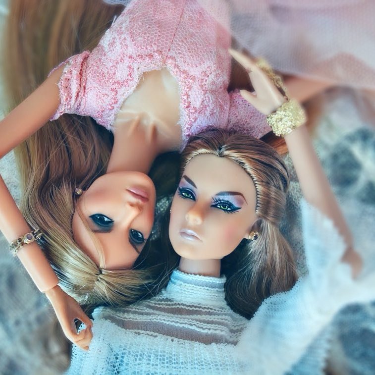 Полина Сурьянинова живет во Владимире, работает в крупной автомобильной компании. А в свободное время занимается необычной fashion-фотографией. Ее модели - куклы