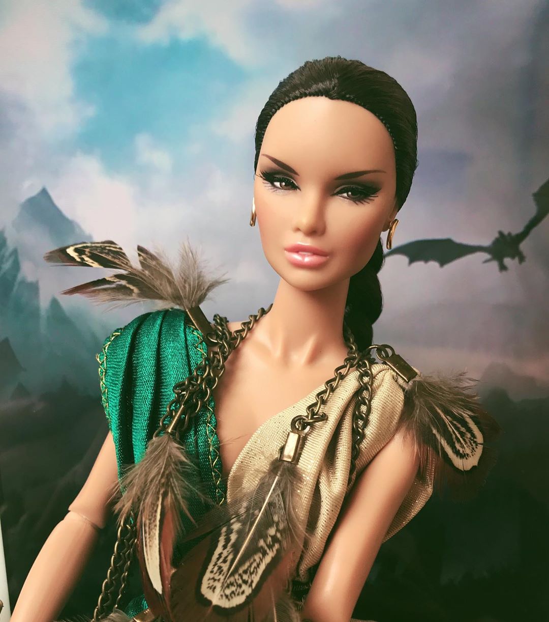 Полина Сурьянинова живет во Владимире, работает в крупной автомобильной компании. А в свободное время занимается необычной fashion-фотографией. Ее модели - куклы