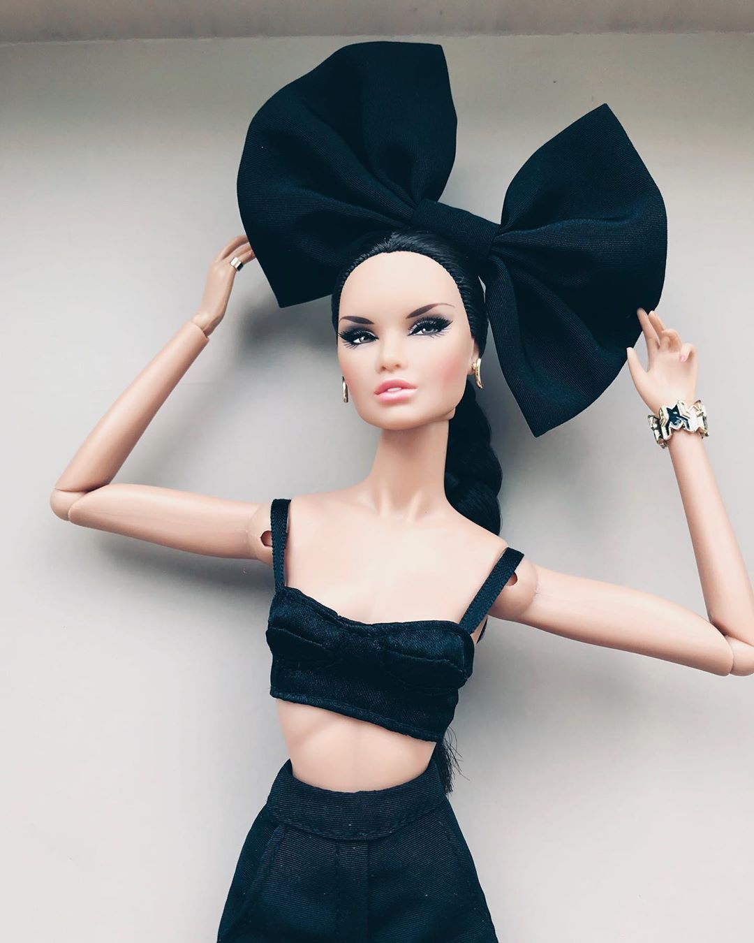 Полина Сурьянинова живет во Владимире, работает в крупной автомобильной компании. А в свободное время занимается необычной fashion-фотографией. Ее модели - куклы