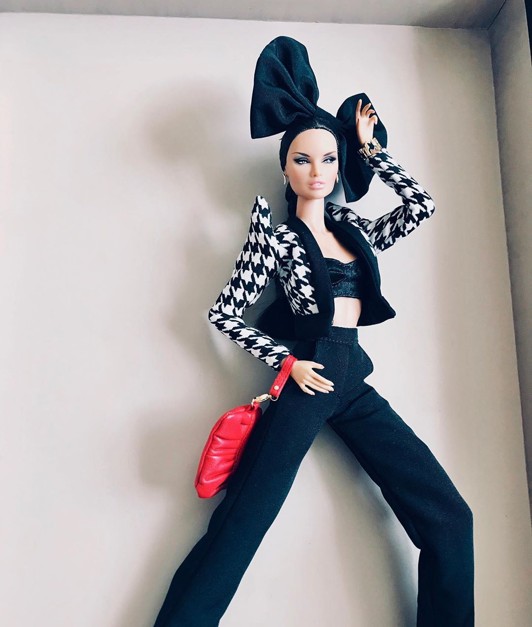 Полина Сурьянинова живет во Владимире, работает в крупной автомобильной компании. А в свободное время занимается необычной fashion-фотографией. Ее модели - куклы