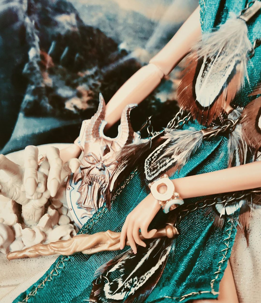 Полина Сурьянинова живет во Владимире, работает в крупной автомобильной компании. А в свободное время занимается необычной fashion-фотографией. Ее модели - куклы