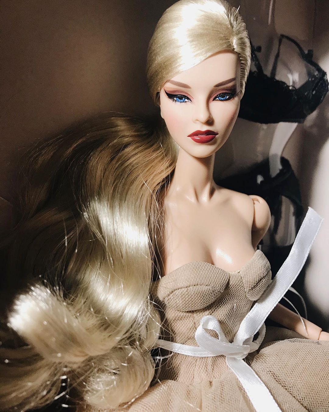 Полина Сурьянинова живет во Владимире, работает в крупной автомобильной компании. А в свободное время занимается необычной fashion-фотографией. Ее модели - куклы