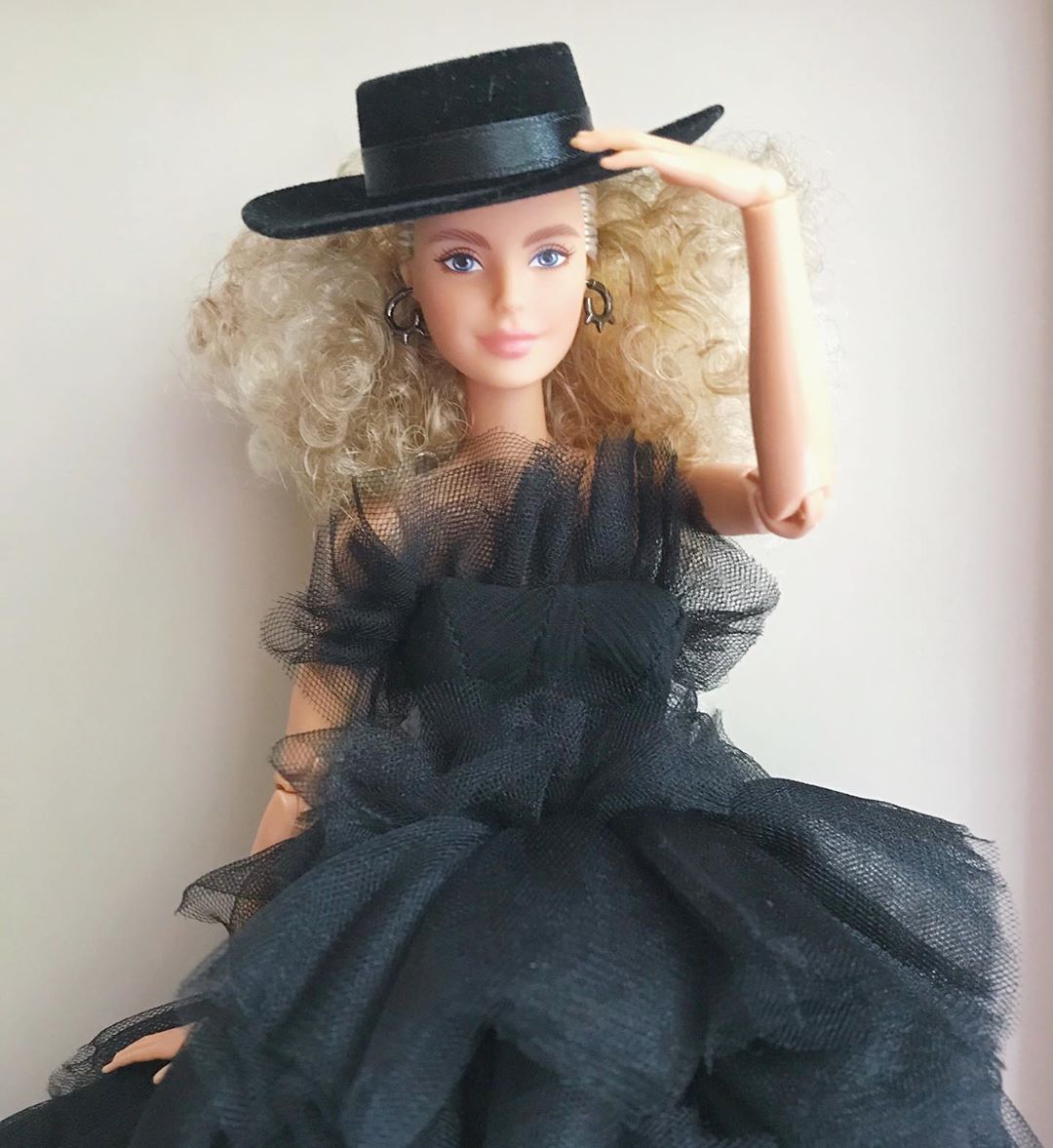 Полина Сурьянинова живет во Владимире, работает в крупной автомобильной компании. А в свободное время занимается необычной fashion-фотографией. Ее модели - куклы