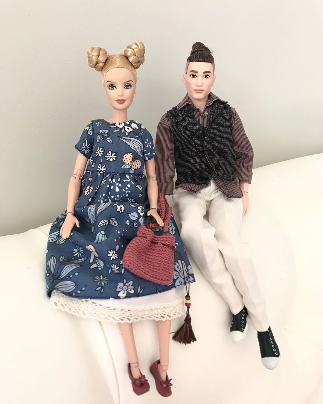 Полина Сурьянинова живет во Владимире, работает в крупной автомобильной компании. А в свободное время занимается необычной fashion-фотографией. Ее модели - куклы