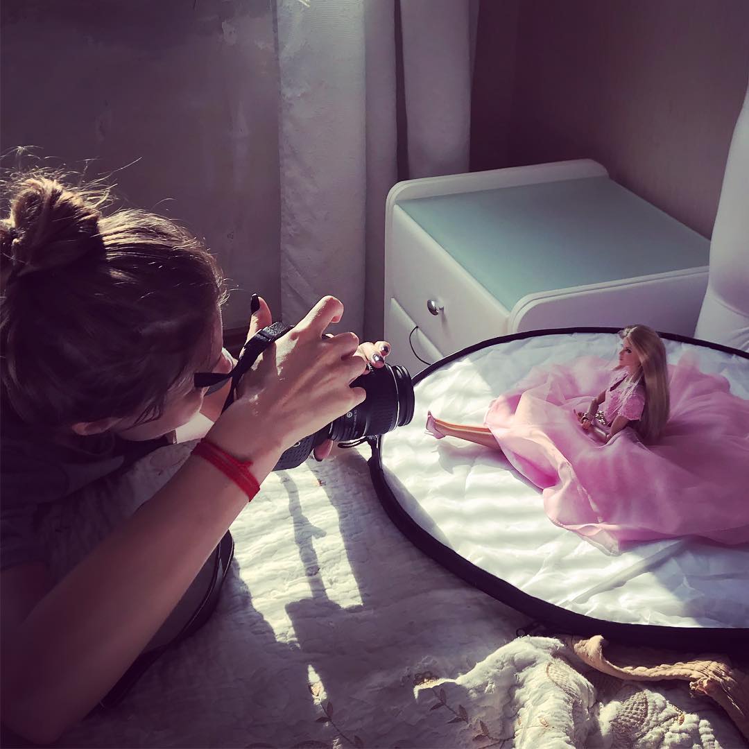 Полина Сурьянинова живет во Владимире, работает в крупной автомобильной компании. А в свободное время занимается необычной fashion-фотографией. Ее модели - куклы