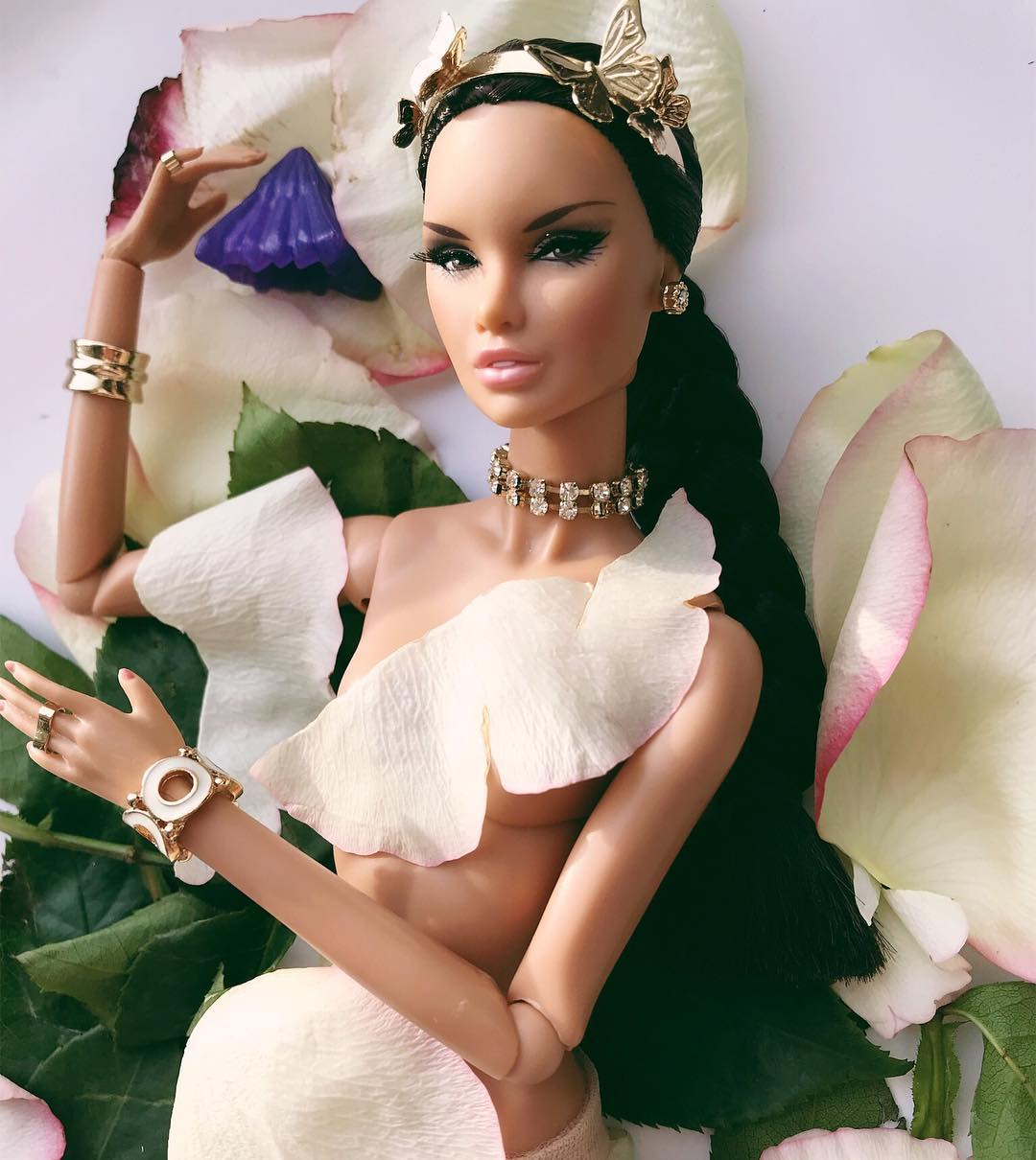 Полина Сурьянинова живет во Владимире, работает в крупной автомобильной компании. А в свободное время занимается необычной fashion-фотографией. Ее модели - куклы