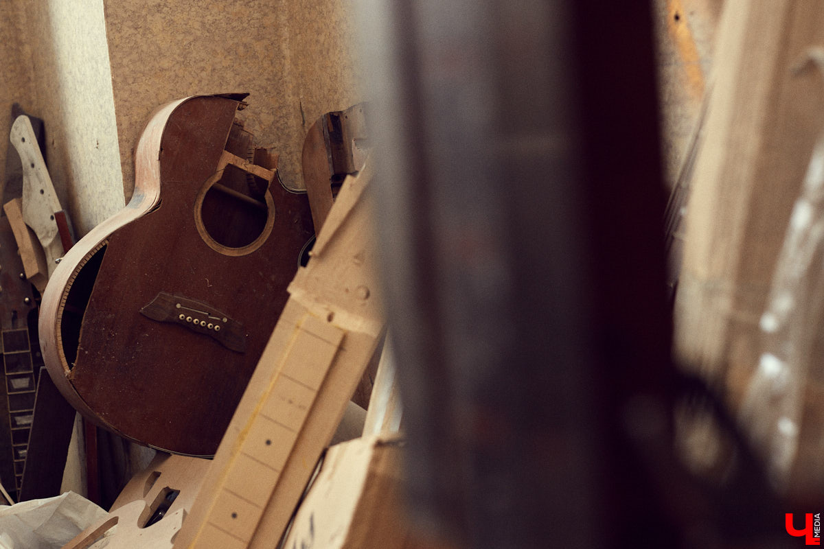 Владислав Мазанов шесть лет назад начал редкий для Владимира бизнес - ремонт и изготовление гитар на заказ