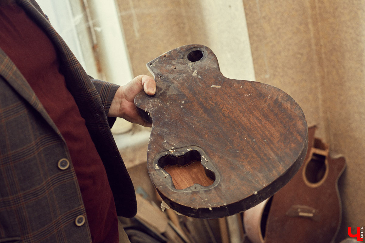 Владислав Мазанов шесть лет назад начал редкий для Владимира бизнес - ремонт и изготовление гитар на заказ