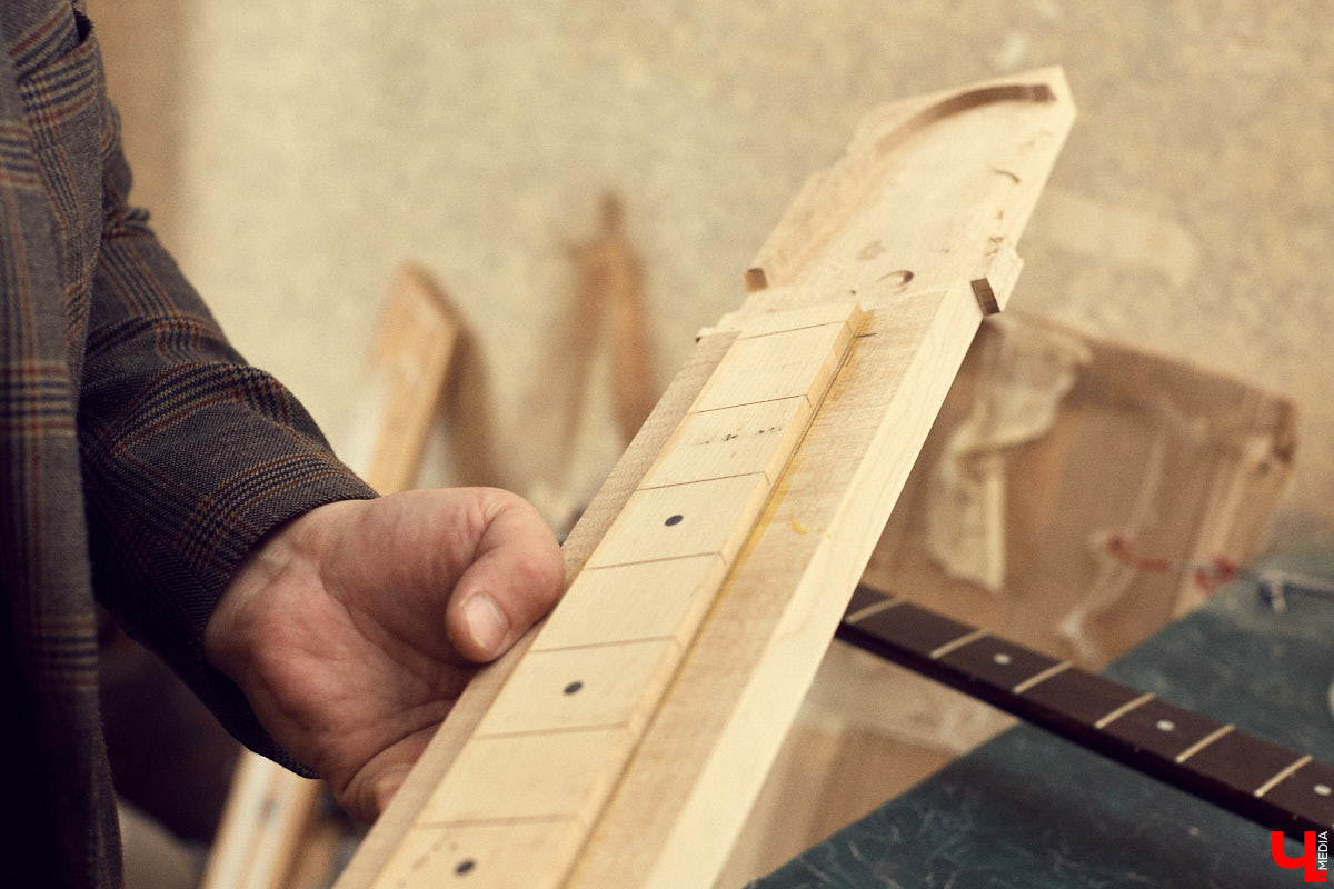 Владислав Мазанов шесть лет назад начал редкий для Владимира бизнес - ремонт и изготовление гитар на заказ