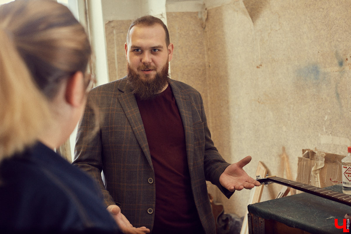 Владислав Мазанов шесть лет назад начал редкий для Владимира бизнес - ремонт и изготовление гитар на заказ