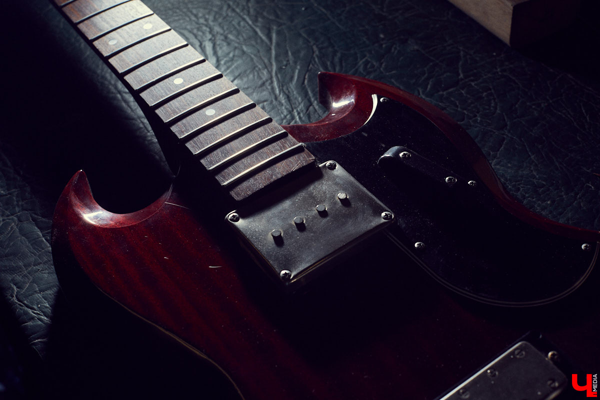 Владислав Мазанов шесть лет назад начал редкий для Владимира бизнес - ремонт и изготовление гитар на заказ