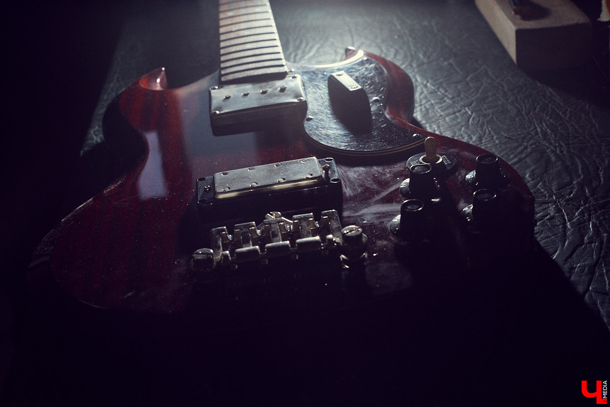 Владислав Мазанов шесть лет назад начал редкий для Владимира бизнес - ремонт и изготовление гитар на заказ