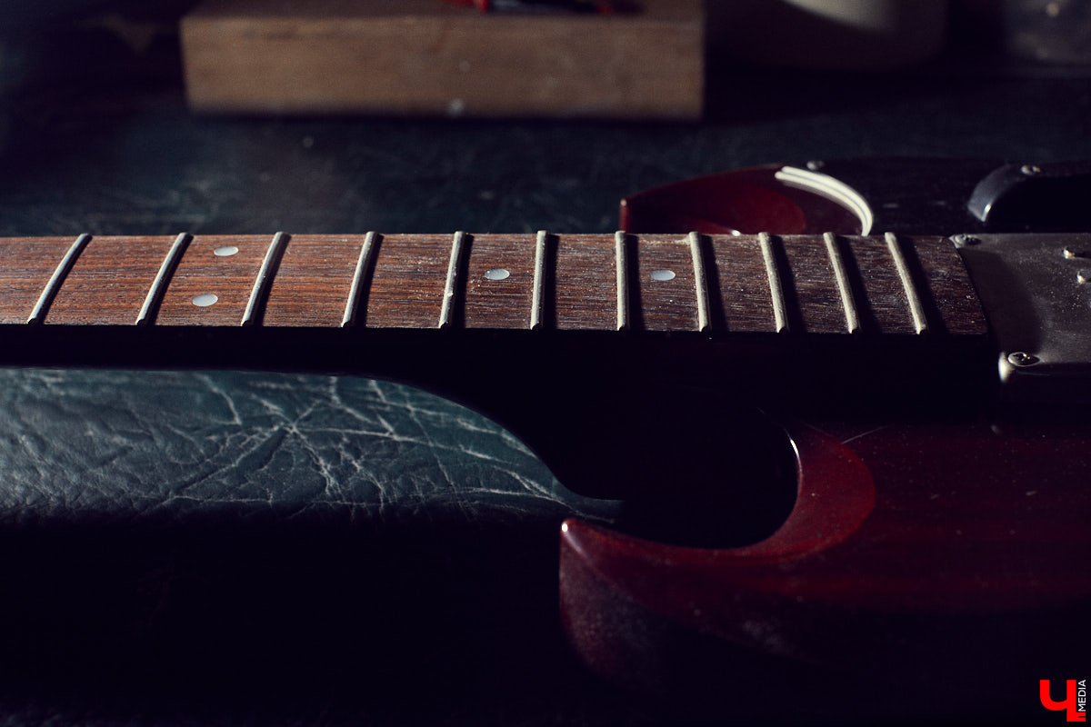 Владислав Мазанов шесть лет назад начал редкий для Владимира бизнес - ремонт и изготовление гитар на заказ