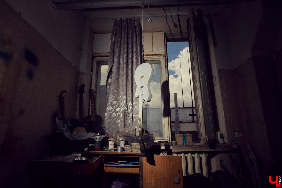 Владислав Мазанов шесть лет назад начал редкий для Владимира бизнес - ремонт и изготовление гитар на заказ