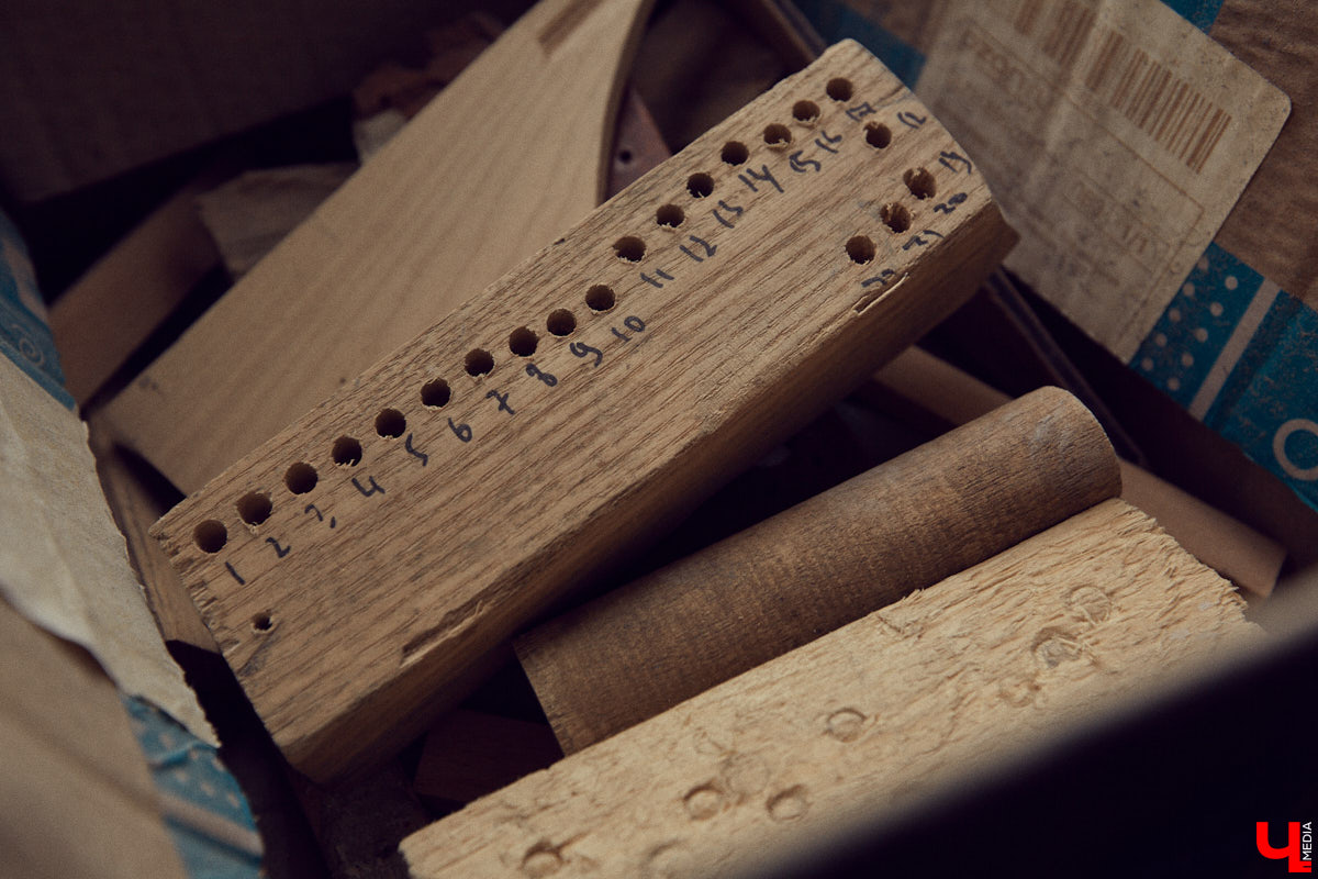 Владислав Мазанов шесть лет назад начал редкий для Владимира бизнес - ремонт и изготовление гитар на заказ