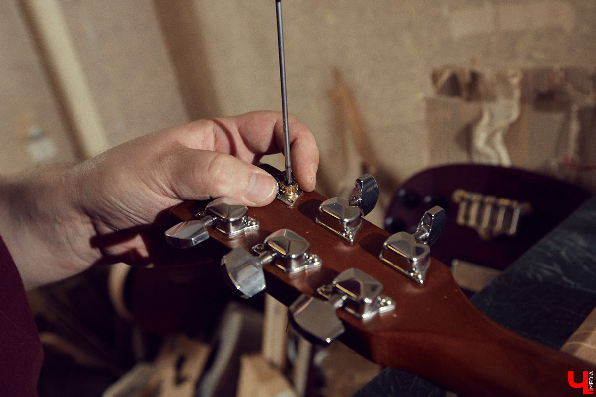 Владислав Мазанов шесть лет назад начал редкий для Владимира бизнес - ремонт и изготовление гитар на заказ