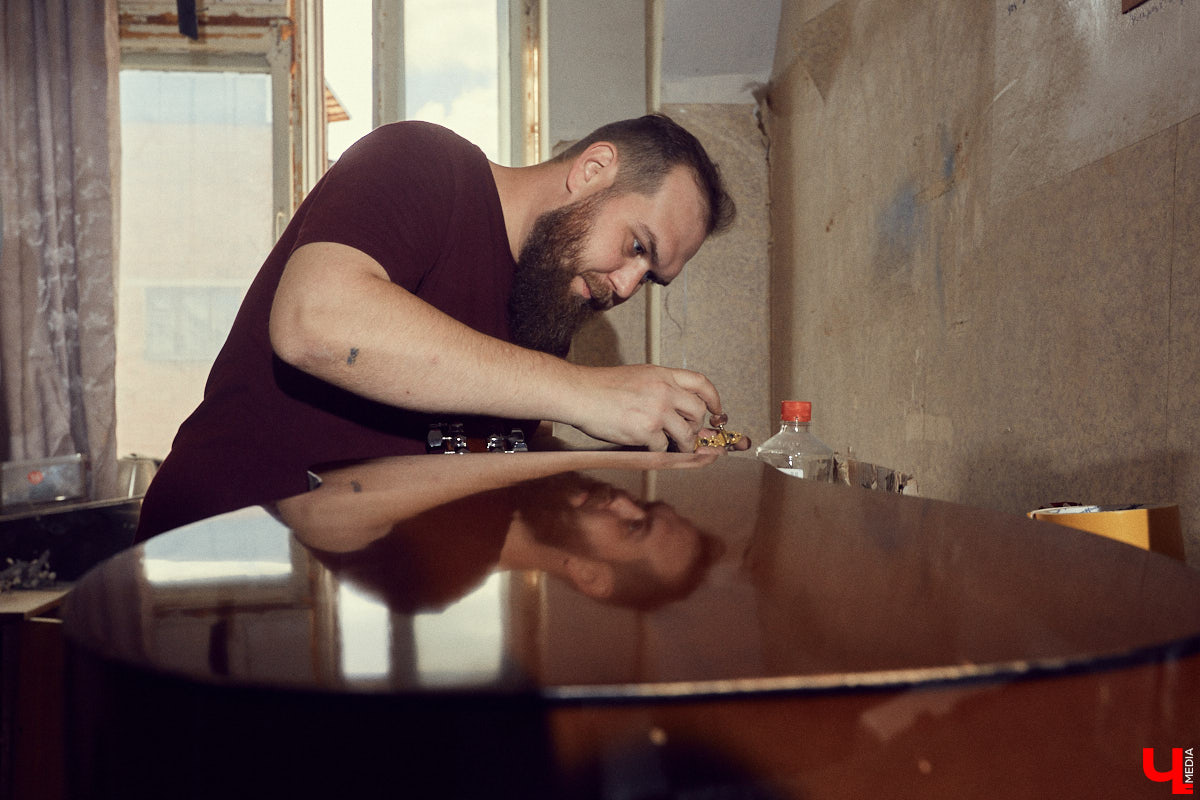 Владислав Мазанов шесть лет назад начал редкий для Владимира бизнес - ремонт и изготовление гитар на заказ