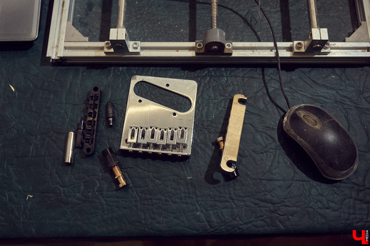 Владислав Мазанов шесть лет назад начал редкий для Владимира бизнес - ремонт и изготовление гитар на заказ