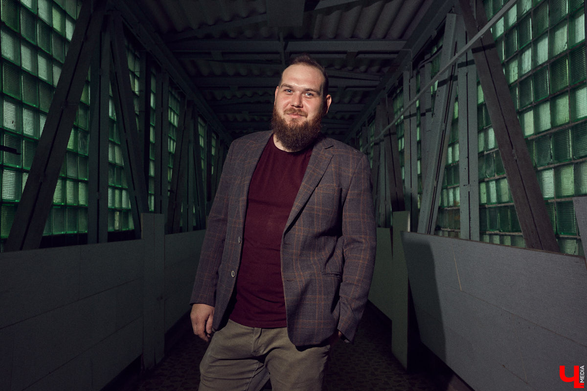 Владислав Мазанов шесть лет назад начал редкий для Владимира бизнес - ремонт и изготовление гитар на заказ