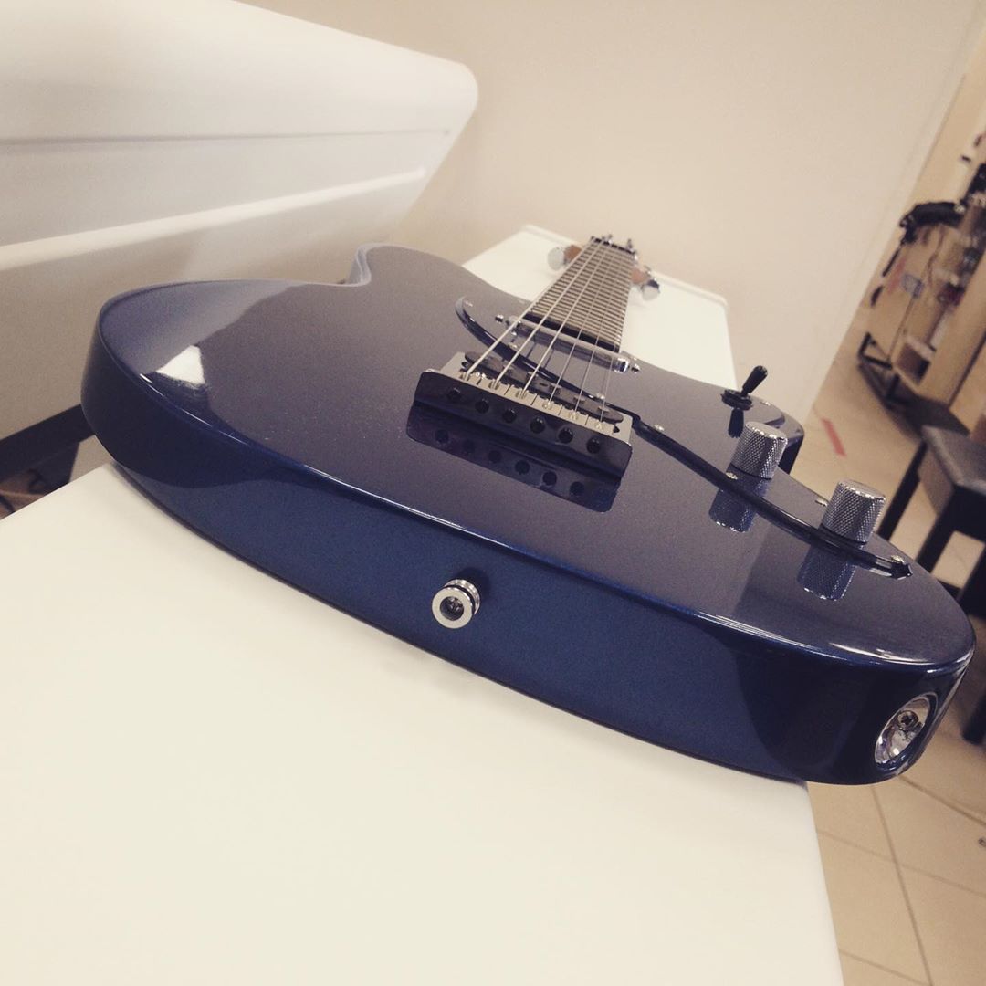 Владислав Мазанов шесть лет назад начал редкий для Владимира бизнес - ремонт и изготовление гитар на заказ