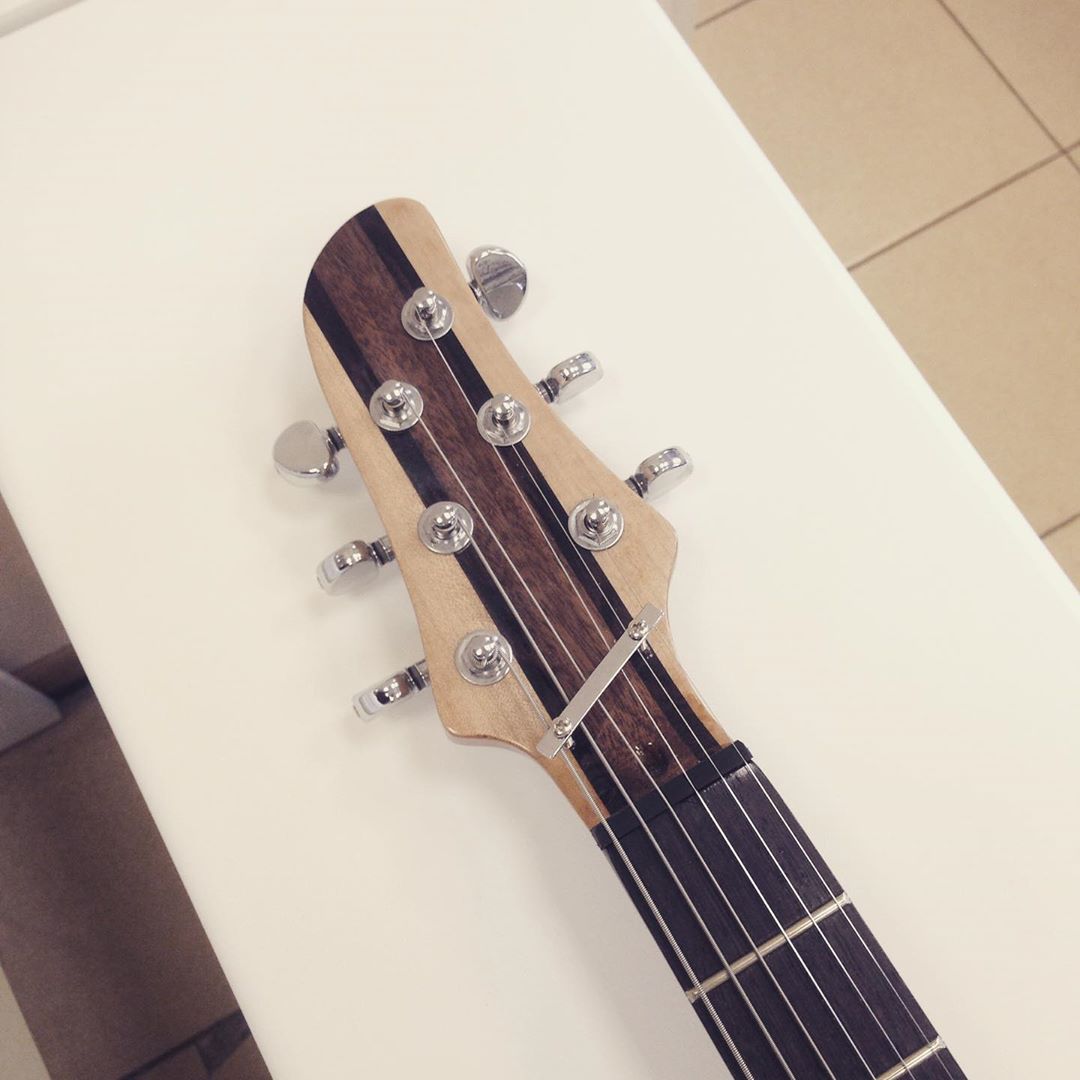 Владислав Мазанов шесть лет назад начал редкий для Владимира бизнес - ремонт и изготовление гитар на заказ