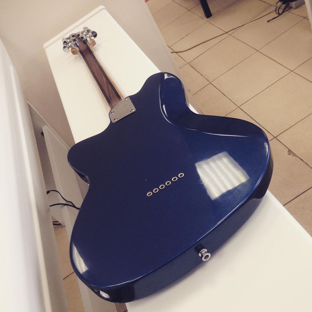 Владислав Мазанов шесть лет назад начал редкий для Владимира бизнес - ремонт и изготовление гитар на заказ