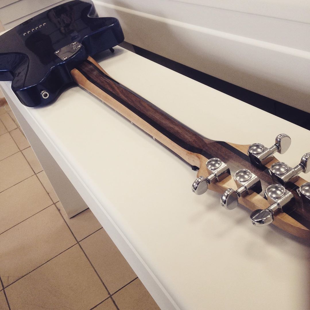 Владислав Мазанов шесть лет назад начал редкий для Владимира бизнес - ремонт и изготовление гитар на заказ