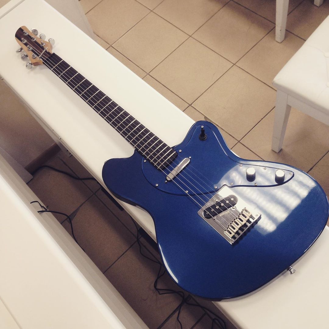 Владислав Мазанов шесть лет назад начал редкий для Владимира бизнес - ремонт и изготовление гитар на заказ