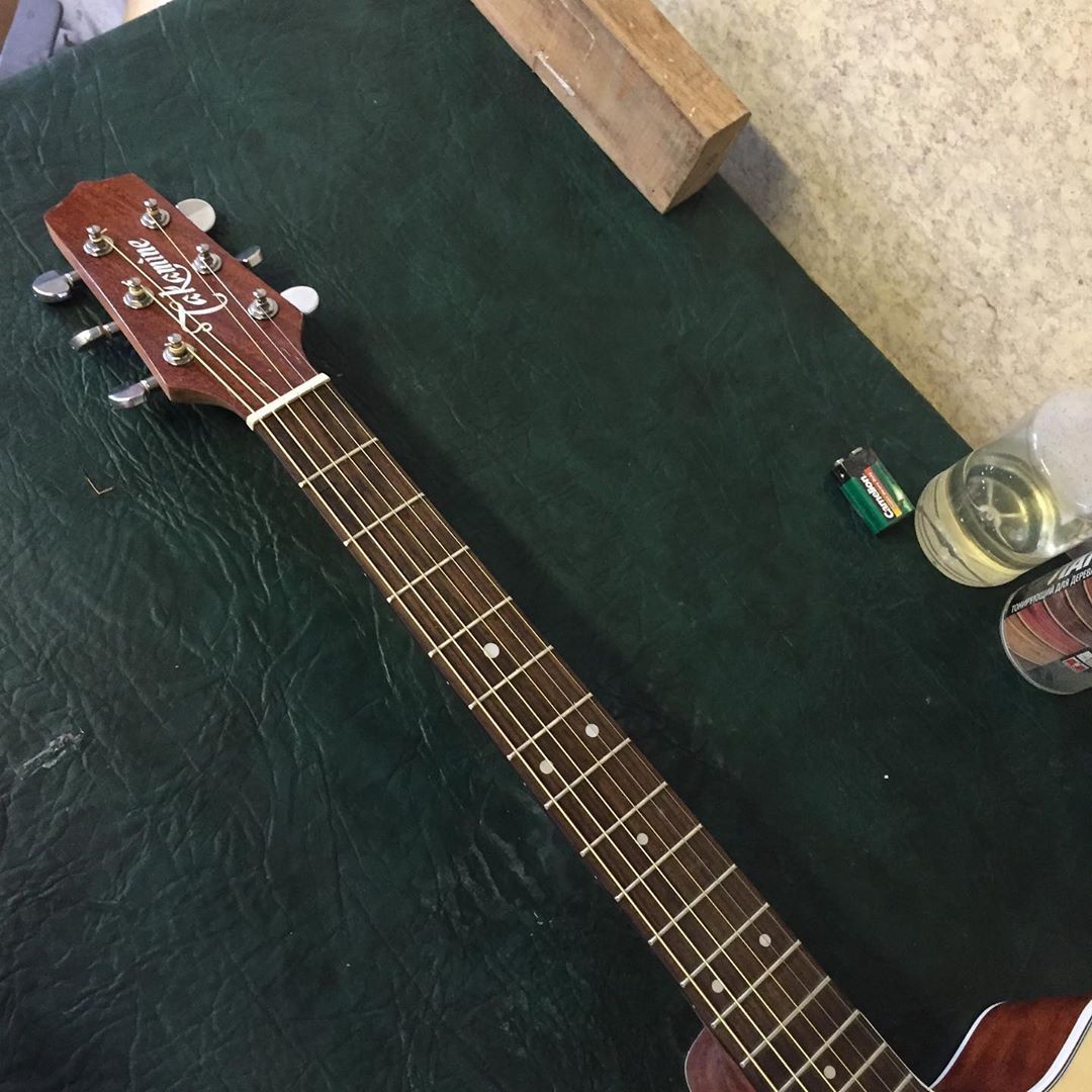 Владислав Мазанов шесть лет назад начал редкий для Владимира бизнес - ремонт и изготовление гитар на заказ